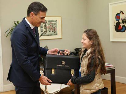 El presidente del Gobierno, Pedro Sánchez, recibe a Irene en el marco de la campaña por los derechos de las niñas.