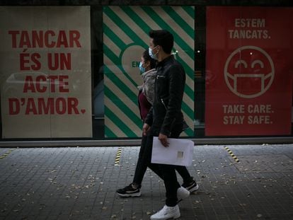 Escaparate de un establecimiento Primark cerrado en Barcelona, con un cartel que dice "Cerrar es un acto de amor".