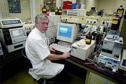 El toxicólogo clínico y forense Donald Uges, ayer en su despacho del hospital universitario de Groningen (Holanda).