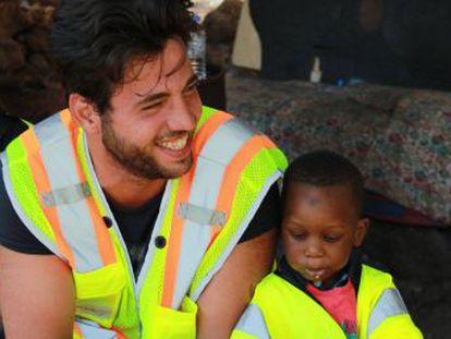 Omar Alshakal trata de implicar a los demás refugiados en la ayuda a otros migrantes que llegan a la isla griega de Lesbos