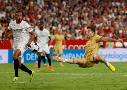 Lewandowski realiza un remate acrobático en el partido frente al Sevilla del pasado sábado.
