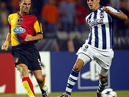 Kovacevic y De Boer pugnan por el balón.