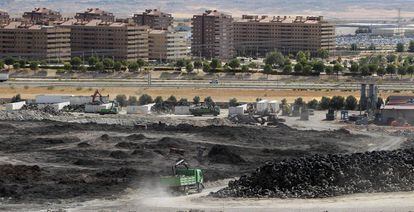 Trabajos de limpieza del cementerio ilegal de neumáticos de Seseña, en Toledo en 2016.