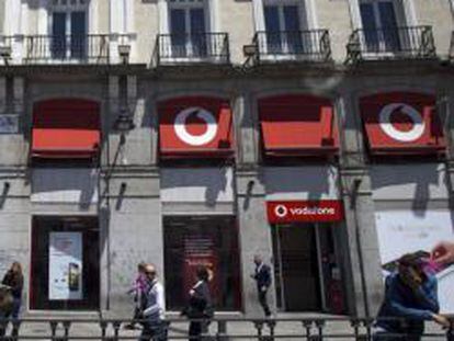 Tienda de Vodafone en Madrid. Vodafone provisionó 1.100 millones por el deterioro de su filial española
