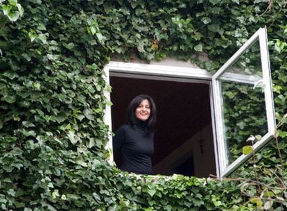 Sula Repani asoma por una ventana de su casa de Tamallancos.