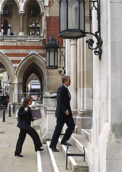El primer ministro, Tony Blair, entra a toda prisa en el Tribunal Supremo de Londres.