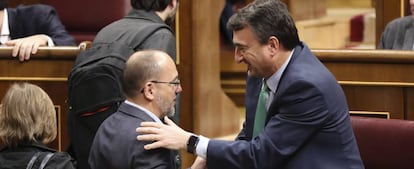 El portavoz del PNV en el Congreso, Aitor Esteban, saluda a su homólogo del PDeCAT, Carles Campuzano.