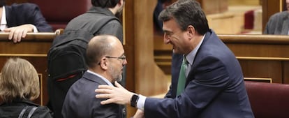 El portavoz del PNV en el Congreso, Aitor Esteban, saluda a su homólogo del PDeCAT, Carles Campuzano. 