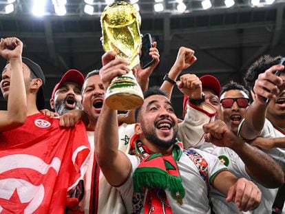 Aficionados de Marruecos celebran la victoria de su equipo ante España en las gradas del estadio Education City.