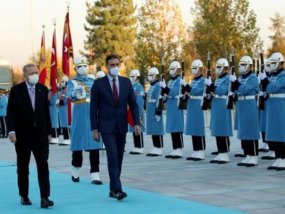 El presidente turco, Recep Tayyip Erdogan, a la izquierda, y el jefe del Gobierno español, Pedro Sánchez, pasan revista a la guardia de honores en la capital de Turquía, Ankara.