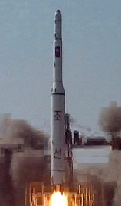 Fotograf&iacute;a del 8 de abril de 2009 del lanzamiento de un cohete desde Pyongyang.