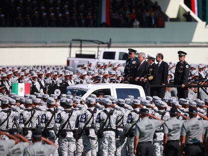 Andrés Manuel López Obrador, presidente de México, es saludado por elementos de la Guardia Nacional en la ceremonia de su despliegue, en junio de 2019, en Ciudad de México.