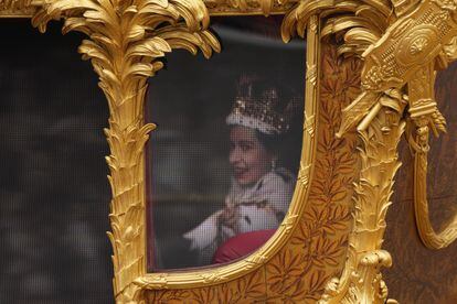 Un holograma de Isabel II en su coronación sobre la carroza dorada, durante el paso por las calles de Londres para conmemorar su Jubileo de Platino.