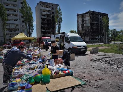 Vecinos compran en un mercadillo de la plaza de la localidad ucrania de Borodianka, este jueves.