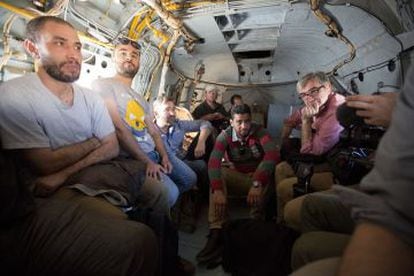 Un grupo de periodistas en el interior del helicóptero regresando de Sabrata hacia Trípoli.