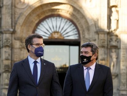 El presidente de la Xunta, Alberto Núñez Feijóo, y el ministro de Inclusión, Seguridad Social y Migraciones, José Luis Escrivá, este jueves en Santiago de Compostela.