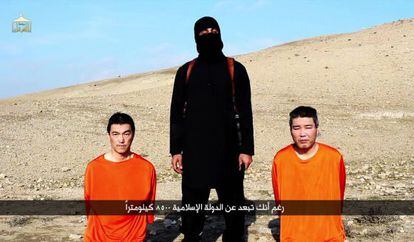 Captura de pantalla de un vídeo difundido por el Estado Islámico con los dos rehenes japoneses, custodiados por el conocido como John el yihadista.
