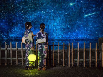 Dos mujeres siguen un espectáculo de luz en el festival Naked Summer de Kioto el pasado 21 de julio.