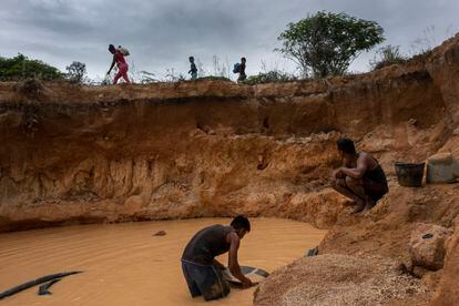 Un grupo de mineros busca diamantes en Parai-Tepui (Venezuela), el 14 de mayo de 2019.