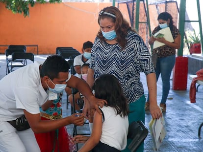 Personal de la Secretaría de Salud vacuna a una niña en un colegio de Acapulco, en el Estado de Guerrero, el 23 de enero de 2023.