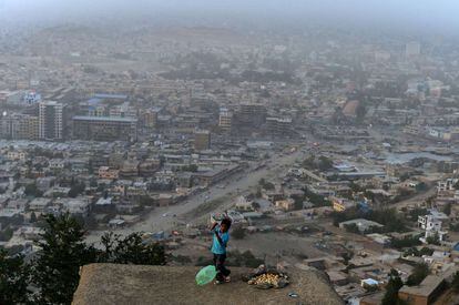 Un niño afgano en una azotea con vistas a Kabul. A pesar de una mejora significativa en la economía en la última década, el país sigue siendo extremadamente pobre y dependiente de la ayuda extranjera. 











