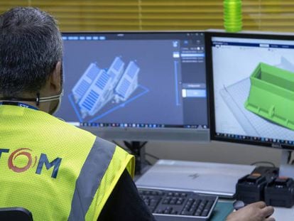 Un empleado de Alstom trabaja en desarrollos de 3D.