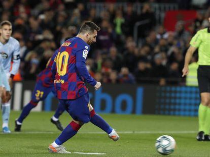 En vídeo: Valverde habla sobre el partido disputado en el Camp Nou. En foto, Messi marca de penalti el primer gol de la noche.