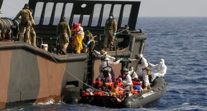 La Armada Real brit&aacute;nica desembarca a varios inmigrantes rescatados en el Mediterr&aacute;neo esta semana.