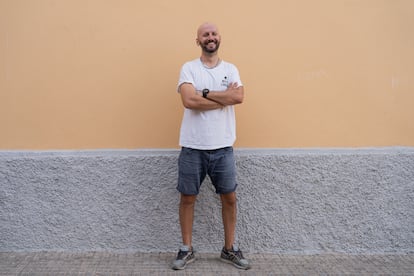 Francesco Bondanini vino desde Granada a Melilla y empezó trabajando con los chavales que esperan regular su situación en el CETI, el Centro de Estancia Temporal de Inmigrantes, donde impartía talleres de fotografía y pintura. “Adoro el clima de la ciudad. Y que puedo ir en pantalón corto y camiseta a todas partes. Es la vida que quiero para mí, el trabajo continuo en la calle”, relata.