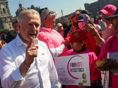 Santiago Creel, presidente de la Cámara de Diputados, durante el mitin en defensa del INE, en el Zócalo.