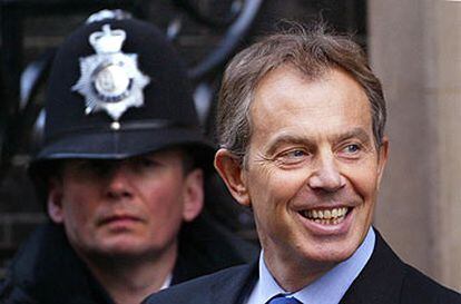 El primer minsitro británico,Tony Blair, ayer frente a su residencia oficial de Downing Street.