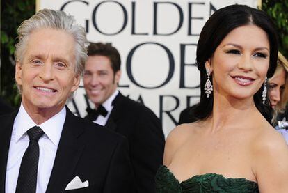 Michael Douglas, con Catherine Zeta-Jones al llegar a la gala de los Globos de Oro.