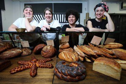 Cuatro panaderas pioneras de Madrid. De izquierda a derecha, Begoña San Pedro (La Miguiña), Beatriz Echevarría (Horno de Bebette), Marián Campoy (180 Obrador) y Nuria Escarpa (Amasa).