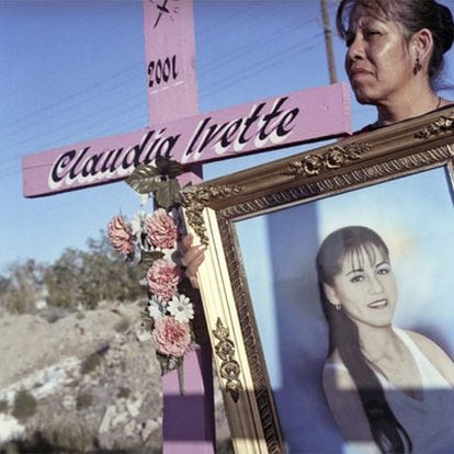 La madre de Claudia Ivette, con la fotografía de su hija en el lugar donde apareció su cuerpo.