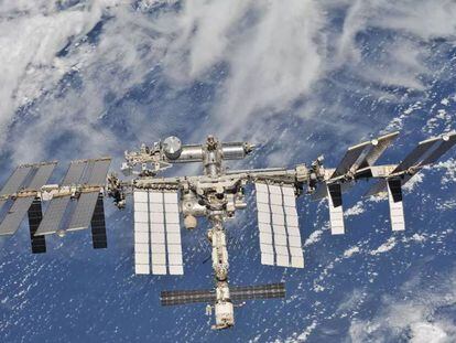 La Estación Espacial Internacional, orbitando alrededor de la Tierra.