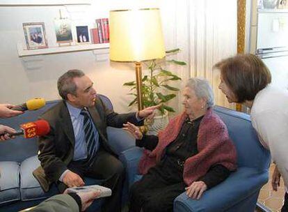 Rafael Simancas conversa con una vecina de Canillejas en su casa.