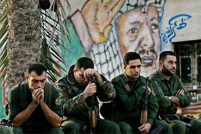 Soldados de la guardia presidencial de Yasir Arafat, tras conocer la noticia de su muerte, ayer en Gaza.