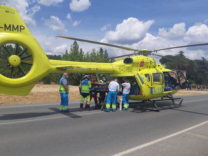 El herido grave en la explosión de Pelayos de la Presa es subido a un helicóptero para ser trasladado al Hospital de La Paz en Madrid.