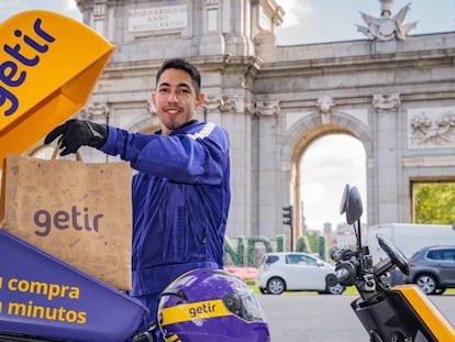 Un repartidor de Getir en la puerta de Alcalá de Madrid.