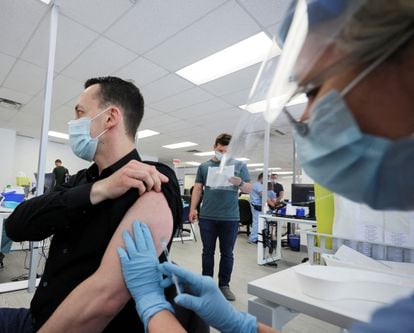 Un hombre se vacuna frente a la viruela del mono en Montreal (Canada), donde las autoridades han empezado a ofrecer esta posibilidad a la población de riesgo.