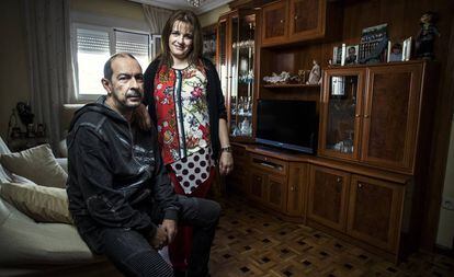Luis Antón, hijo de Francisca Leo, y Carmen Valle en su casa de Madrid