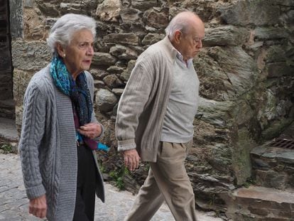 Jordi Pujol, expresidente de Cataluña, y su mujer Marta Ferrusola pasean por Queralbs (Girona) en 2015.