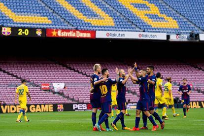 Celebración del tercer gol del Barcelona ante la grada vacía del Camp Nou.