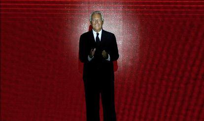 Giorgio Armani, saludando al final de su desfile de alta costura en París, el martes.