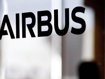 Logo de Airbus en su sede.