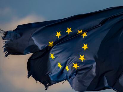 Una bandera de la Unión Europea ondea en la ciudad alemana de Lubmin.
