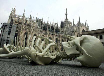 La escultura <i>Calamita Cósmica</i> tumbada ayer en la Plaza del Duomo.