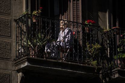 Una mujer sentada en su balcón en el centro de Barcelona, el 7 de mayo de 2020. 