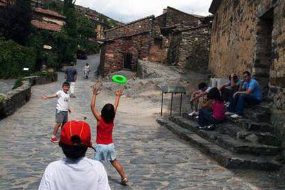 Unos niños juegan en una calle de Patones de Arriba.