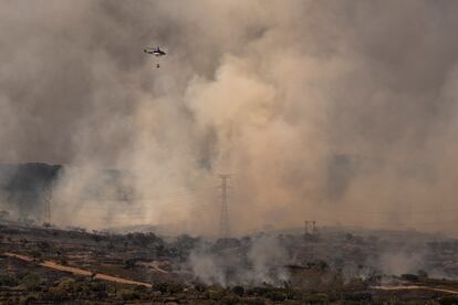 Un helicóptero trabaja en las tareas de extinción del incendio que amenaza el Parque Natural de Monfragüe.
